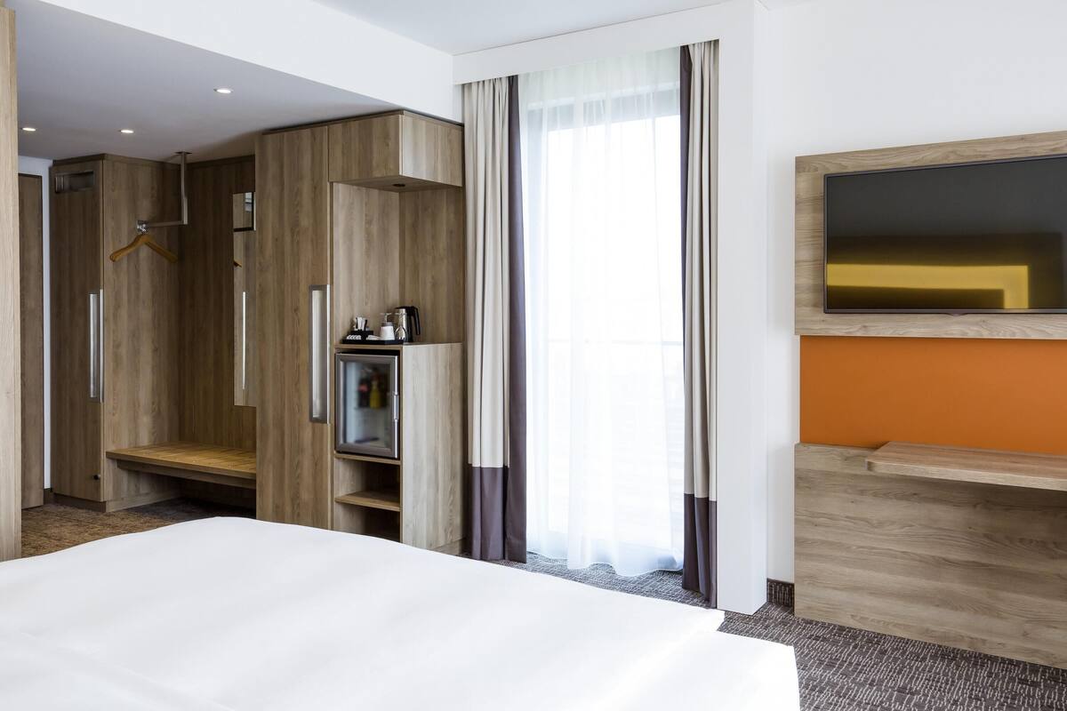 Hypo-allergenic bedding available, minibar, in-room safe, desk