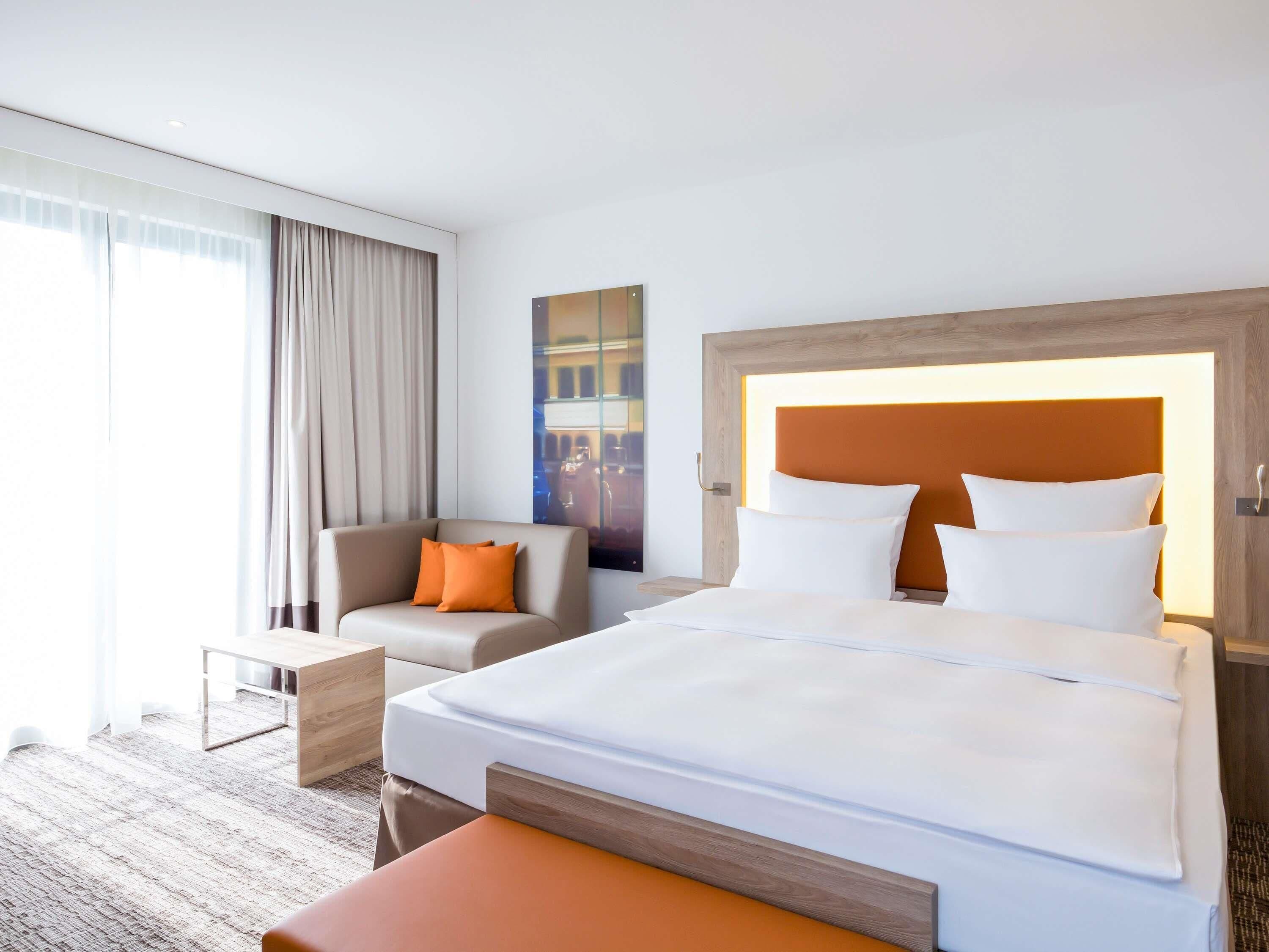 Standard Room, 1 Queen Bed | Hypo-allergenic bedding available, minibar, in-room safe, desk