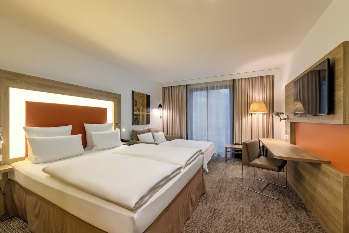 standard room, 1 queen bed with sofa bed | hypo-allergenic bedding, minibar, in-room safe, desk