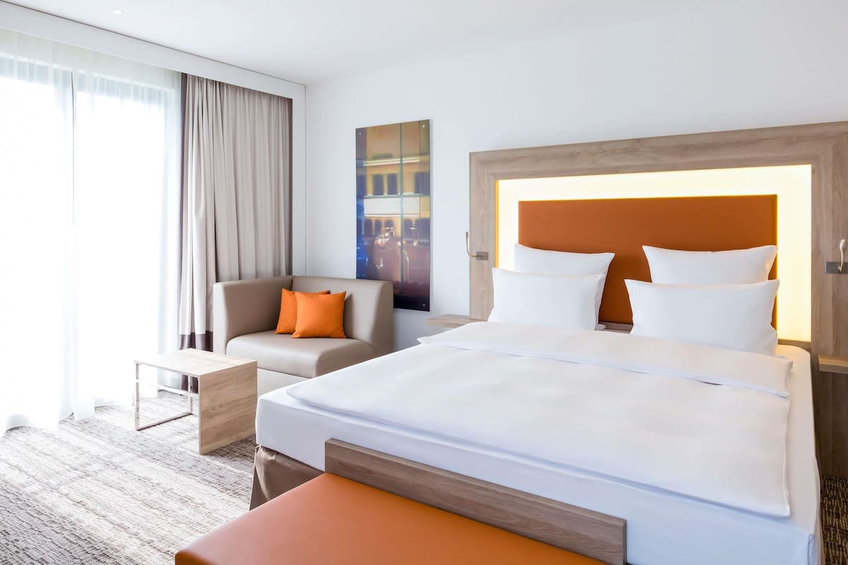 Standard Room, 1 Queen Bed | Hypo-allergenic bedding, minibar, in-room safe, desk