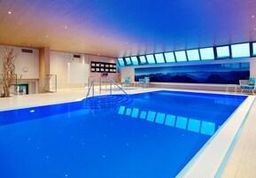 2 piscinas techadas, sillones reclinables de piscina