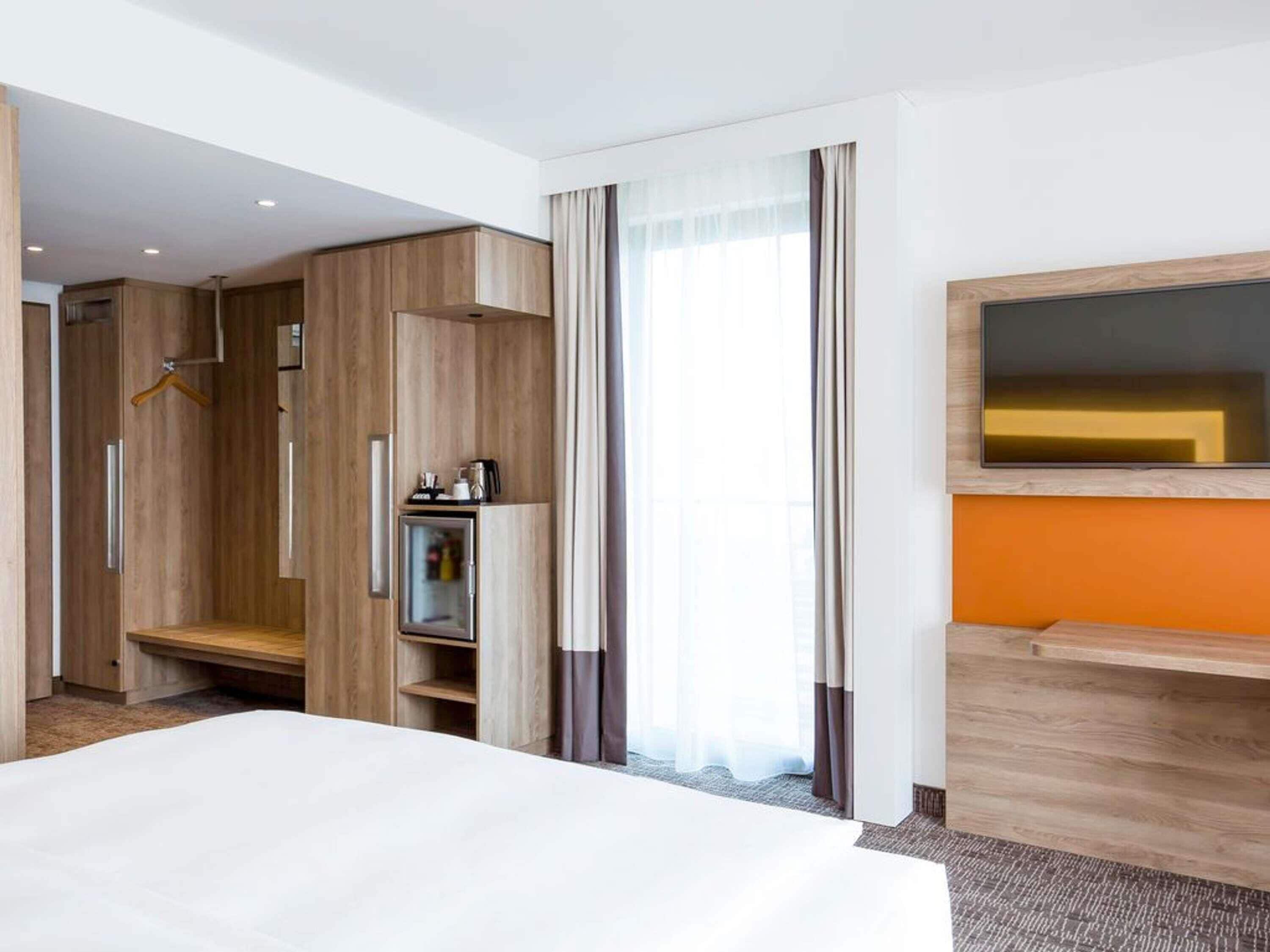 Executive Room, 1 King Bed | Hypo-allergenic bedding available, minibar, in-room safe, desk