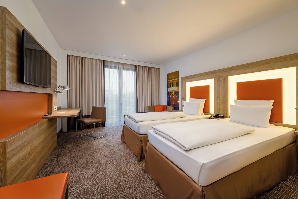 standard twin room, 2 single beds | hypo-allergenic bedding, minibar, in-room safe, desk