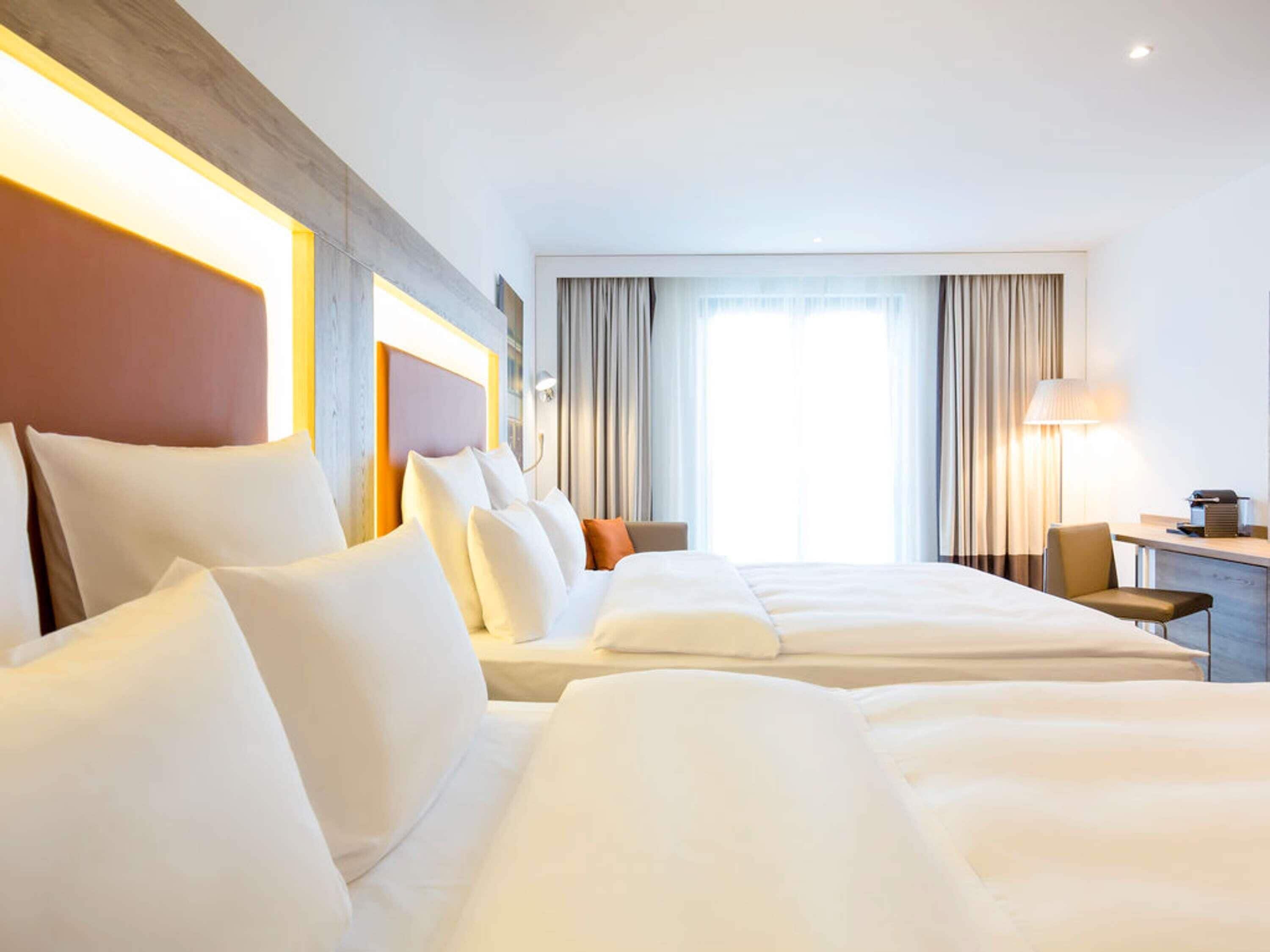 エグゼクティブ ルーム ダブルベッド 2 台 | 低刺激性寝具、ミニバー、セーフティボックス (室内)、デスク