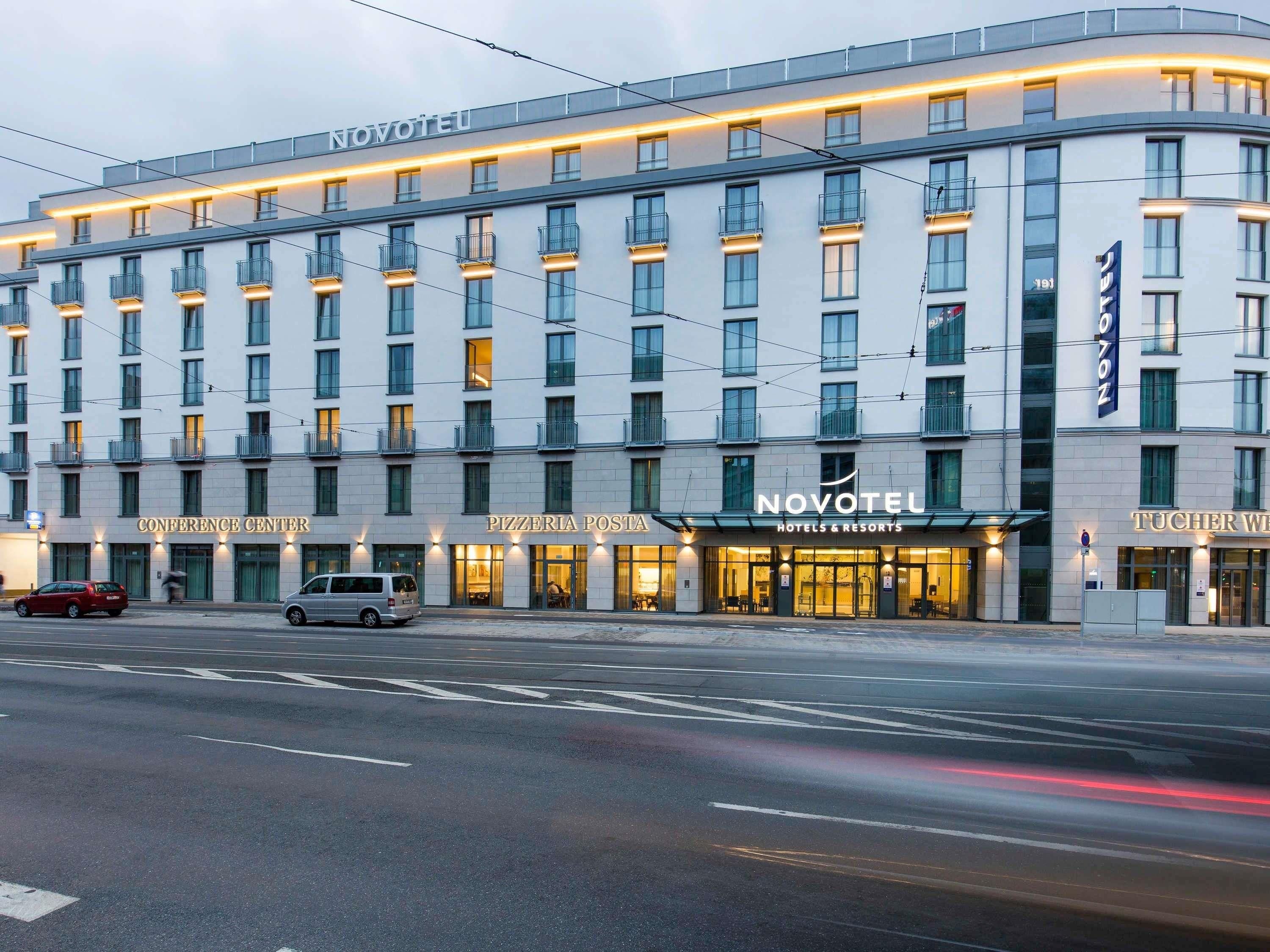Un hôtel comprenant plusieurs étages, un centre de conférences et une pizzeria.