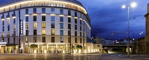 Façade de lâhĂ©bergement â soirĂ©e/nuit