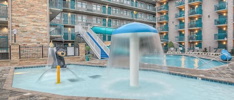 Een binnenzwembad en een seizoensgebonden buitenzwembad