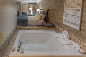 Jetted bathtub