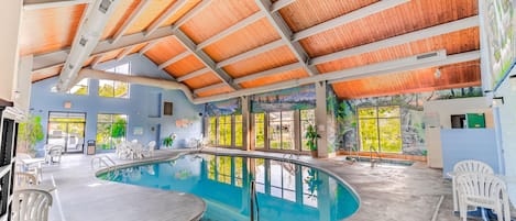 Sisäuima-allas, kauden mukainen ulkouima-allas, aurinkovarjoja