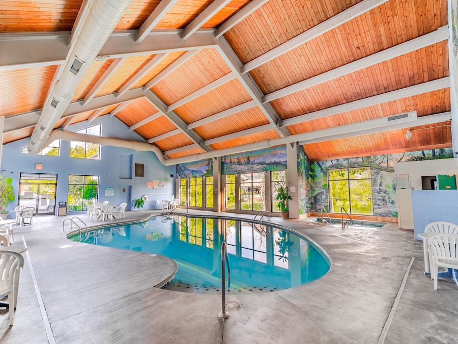 Piscina coberta, piscina a l'aire lliure de temporada i para-sols