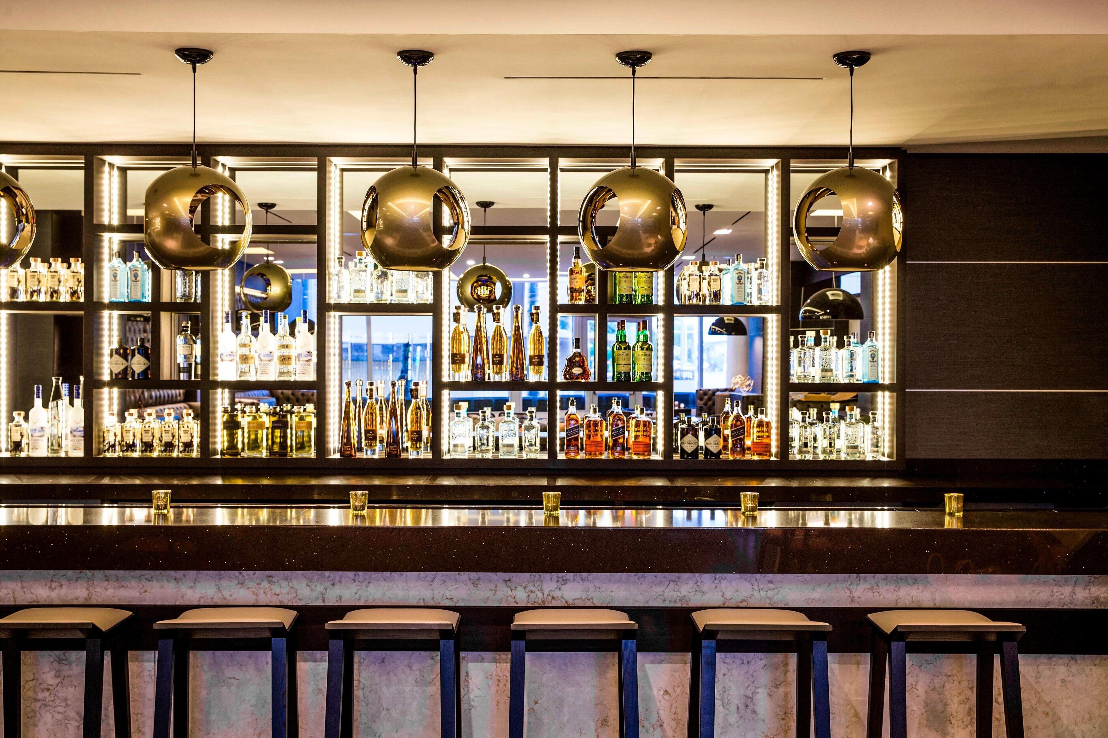 Bar phục vụ món nhẹ kiểu Tây Ban Nha, nhìn ra hồ bơi, mở cửa hàng ngày 