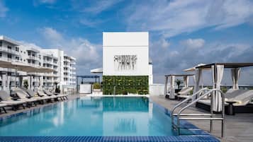 Utendørsbasseng, bassengtelt (mot betaling) og bassengparasoller