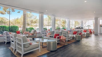 Serveert ontbijt, lunch, diner, internationale gerechten