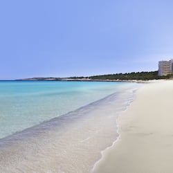 En la playa y playa de arena blanca