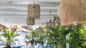 Kolam renang outdoor musiman