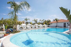 Een seizoensgebonden buitenzwembad