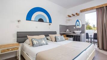 Una habitación de hotel con cama, mesitas de noche, escritorio y zona de baño.