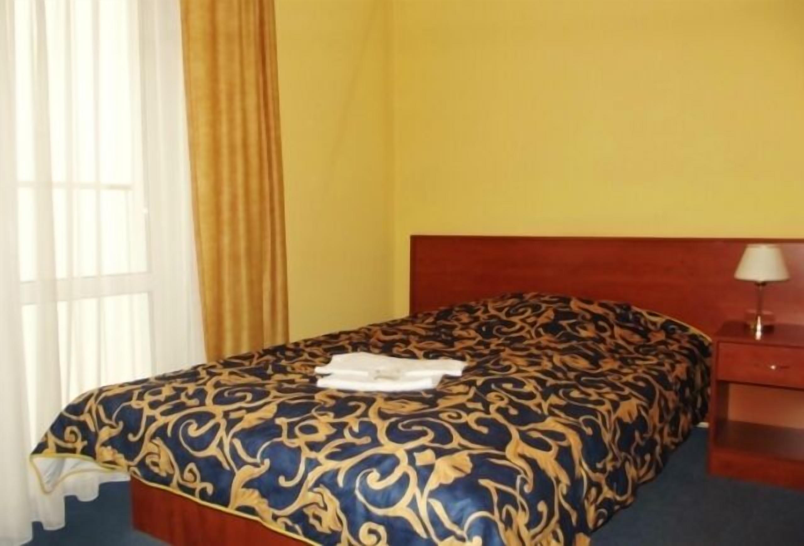 single room | in-room safe, desk, blackout curtains, free wifi