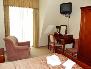 In-room safe, desk, blackout drapes, free WiFi - Hotel Modena (Karlovy Vary)