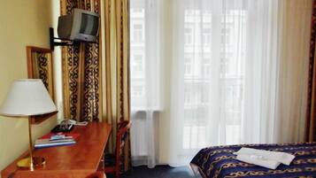 Double or Twin Room | In-room safe, desk, blackout drapes, free WiFi