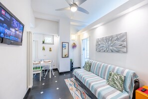 Deluxe-Apartment, Küche, Meerblick | Wohnbereich | 32-Zoll-Flachbildfernseher mit Kabelempfang, Fernseher