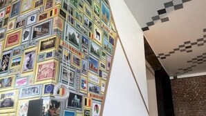 Een muur vol ingelijste foto's en tekst, waarschijnlijk met afbeeldingen van verschillende locaties of gebeurtenissen.