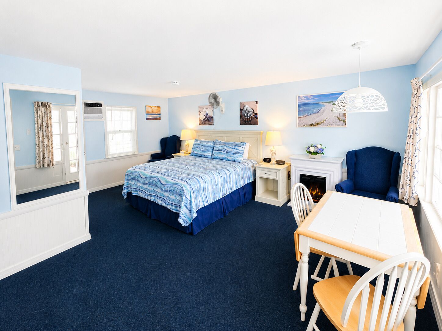 Classic Room, 1 King Bed, Fireplace | Soundproofing, iron/ironing board, cribs (surcharge)
