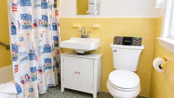 Tina con regadera, amenidades de baño gratuitas, secadora de cabello