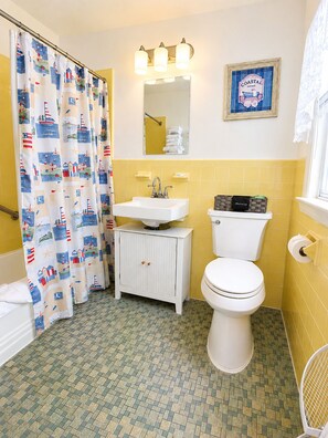 Combined shower/tub, free toiletries, hair dryer, towels - A Beach Breeze Inn (West Harwich)