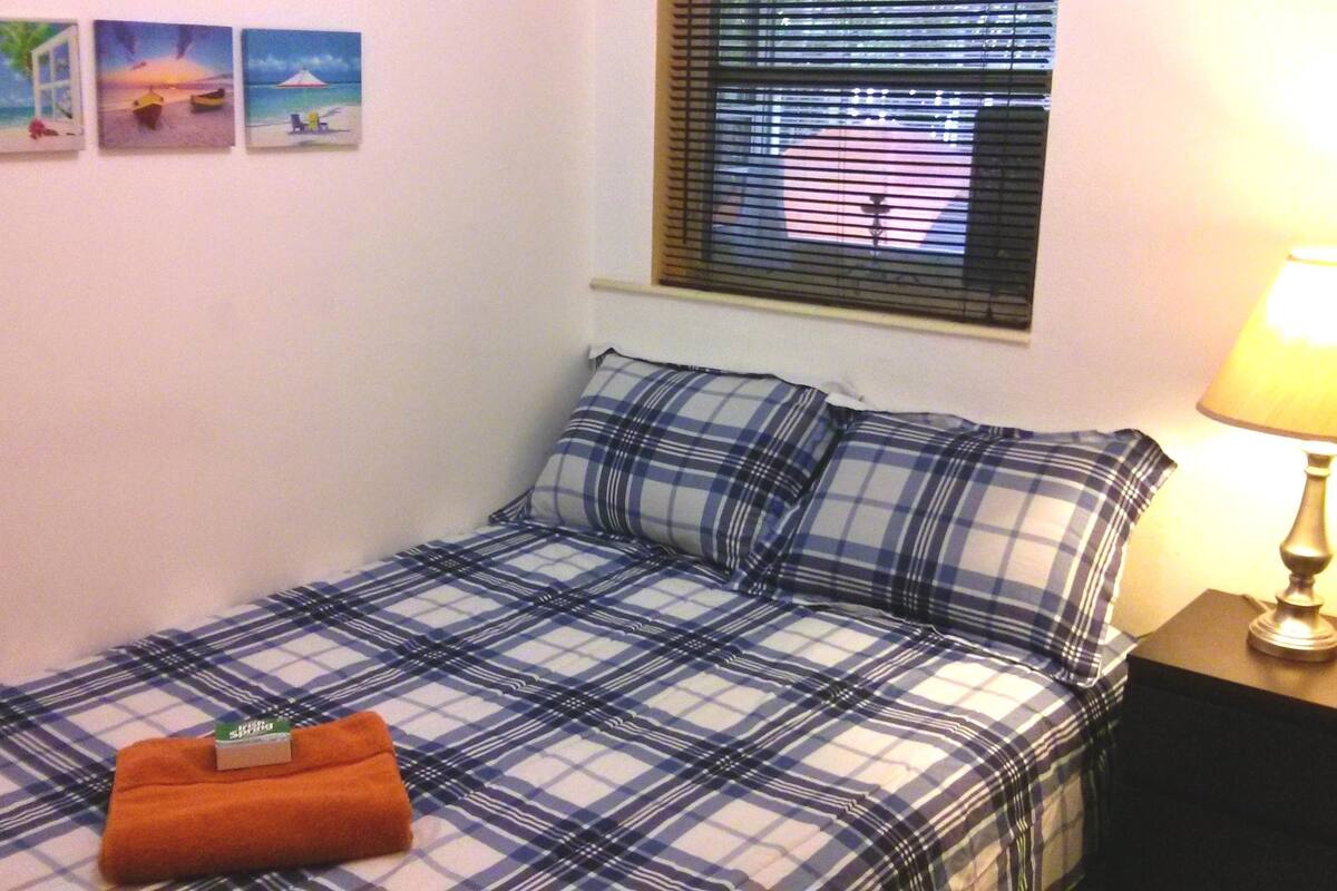 룸, 퀸사이즈침대 1개, 공용 욕실