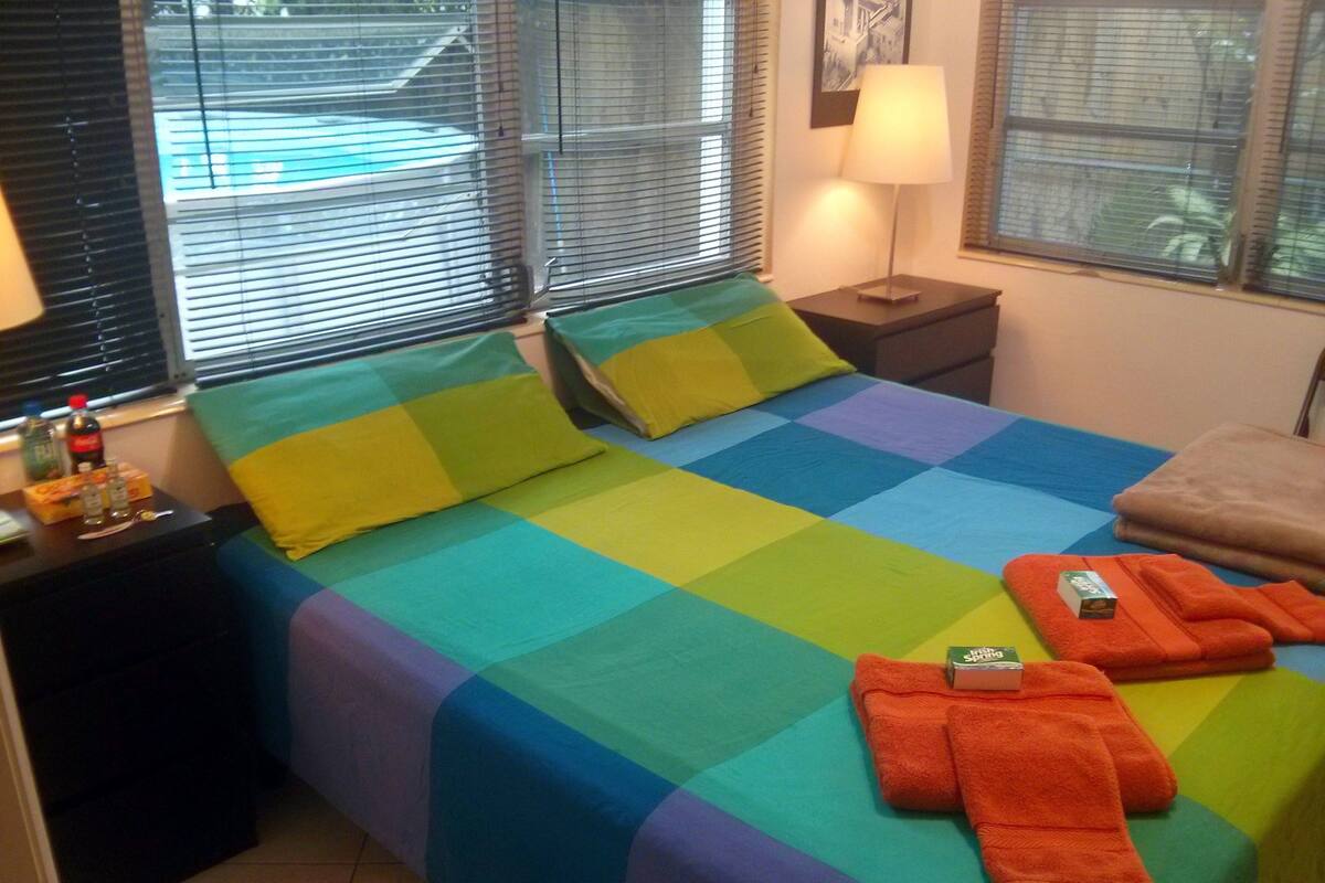 룸, 킹사이즈침대 1개, 공용 욕실