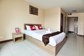 Minibar, free WiFi, bed sheets