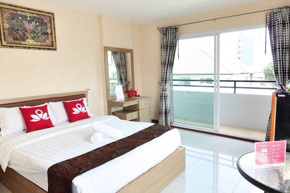Minibar, free WiFi, bed sheets