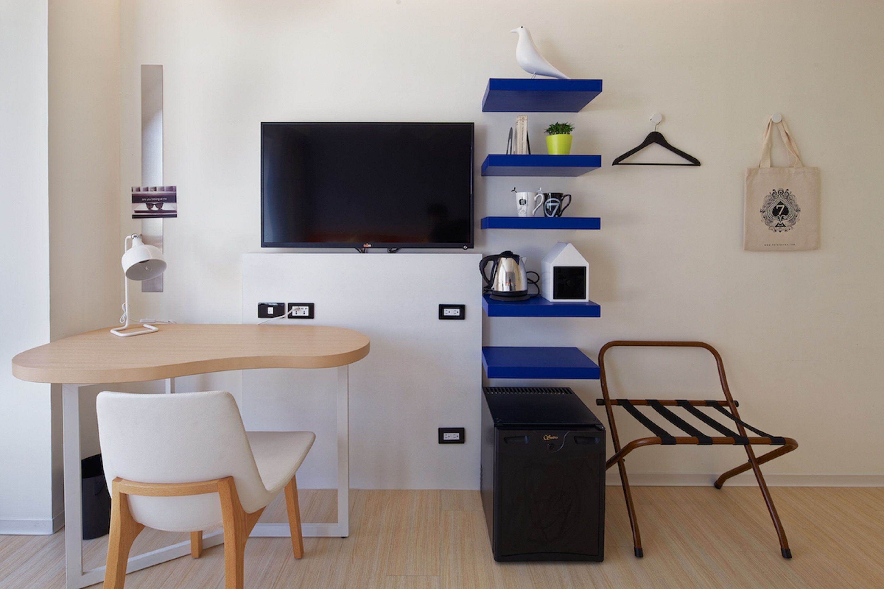 1 bedroom, down duvets, desk, soundproofing