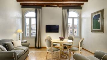 Appartamento Superior, 2 camere da letto, edificio separato | Biancheria da letto di alta qualità, minibar, una cassaforte in camera