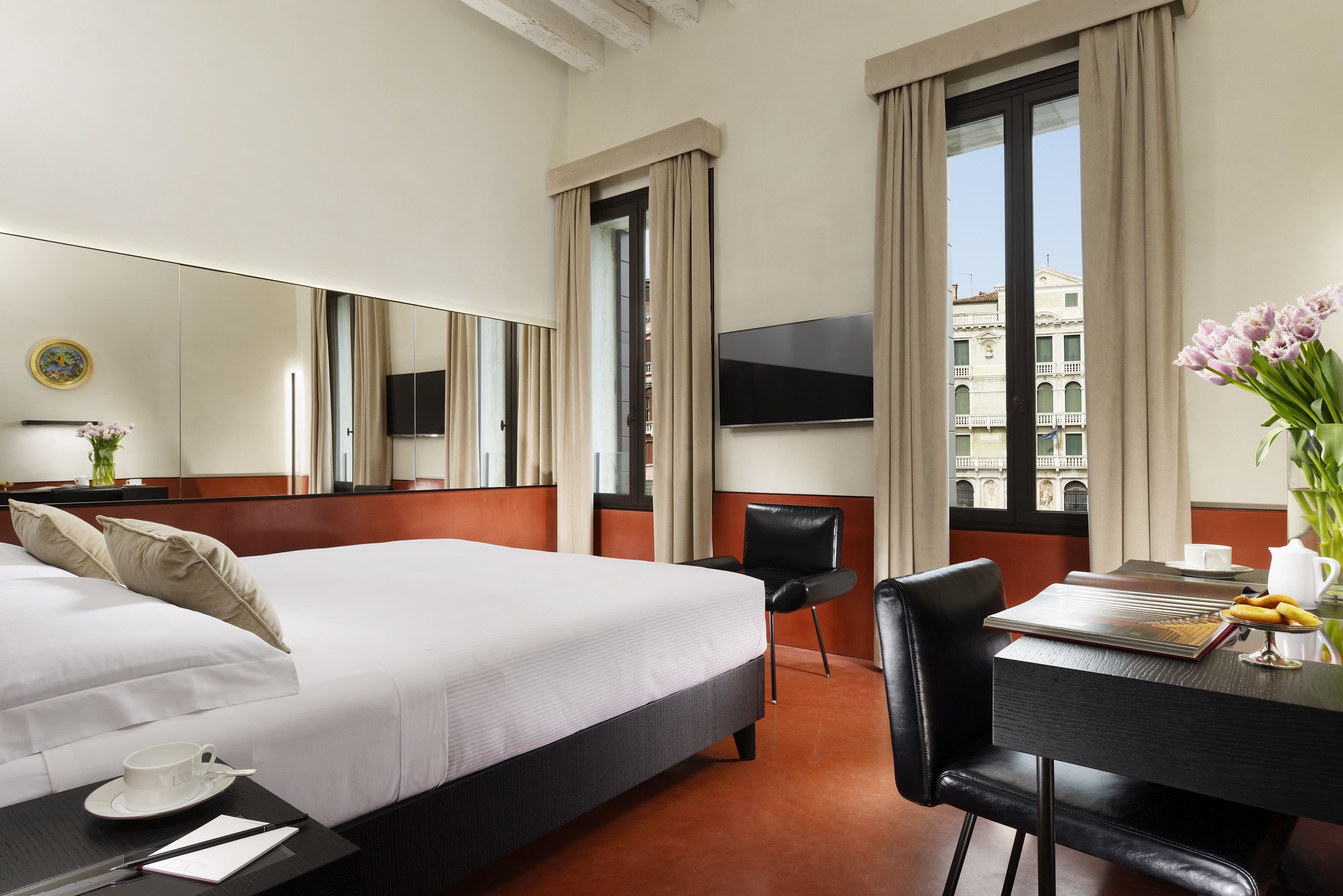 deluxe junior suite | premium bedding, minibar, in-room safe, desk