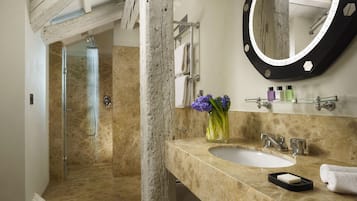 Svit Deluxe | Badrum | Lyxtoalettartiklar, hårtork, tofflor och bidé