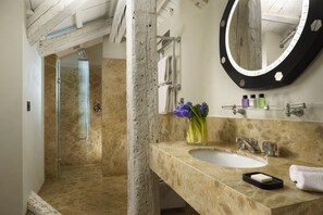Deluxe-Suite | Badezimmer | Designer-Toilettenartikel, Haartrockner, Hausschuhe, Bidet