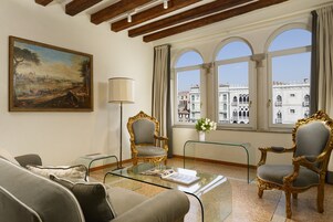 Appartamento Deluxe, 2 camere da letto, cucina, edificio separato | Area soggiorno | TV a schermo piatto