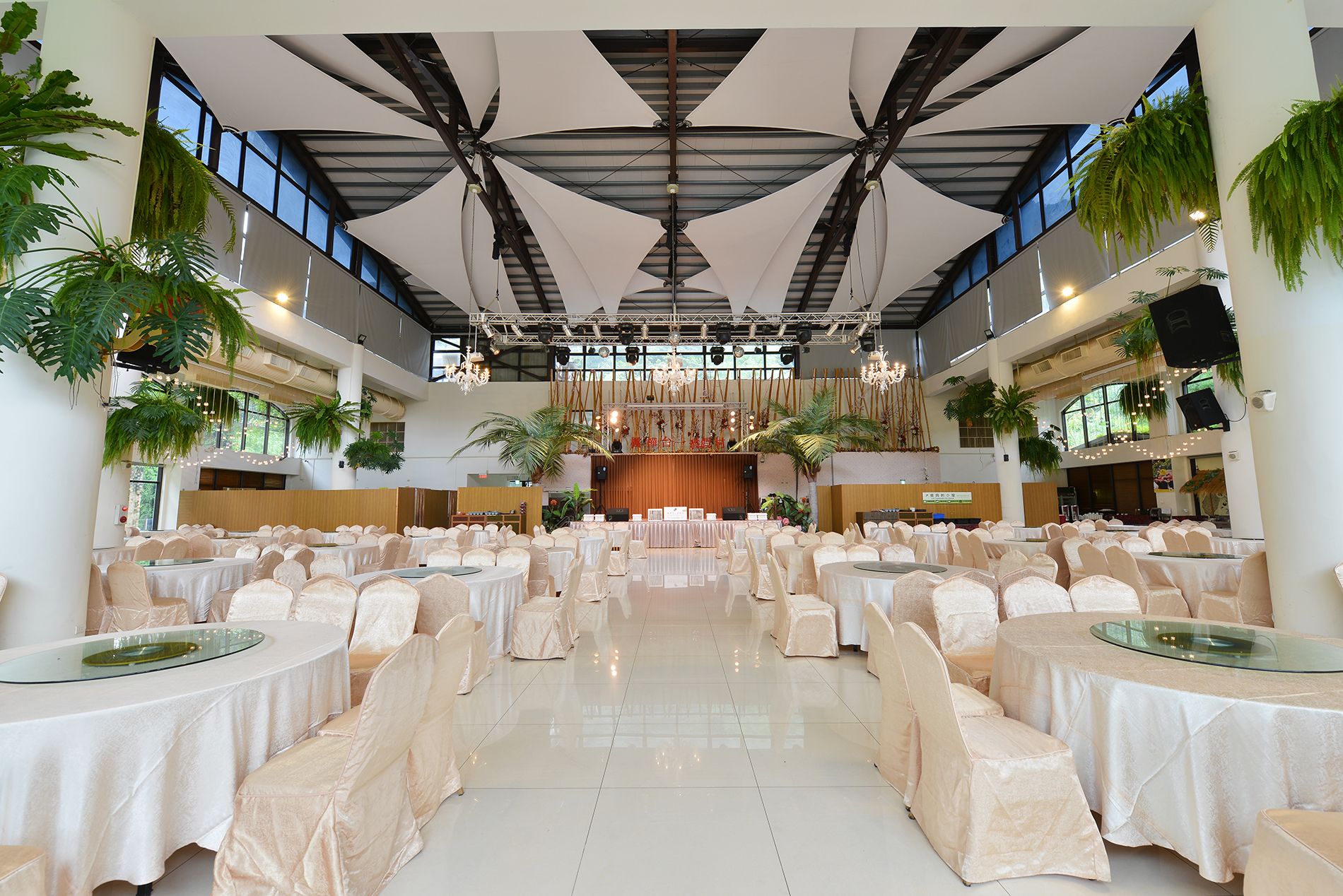 breakfast, lunch, dinner served; chinese cuisine