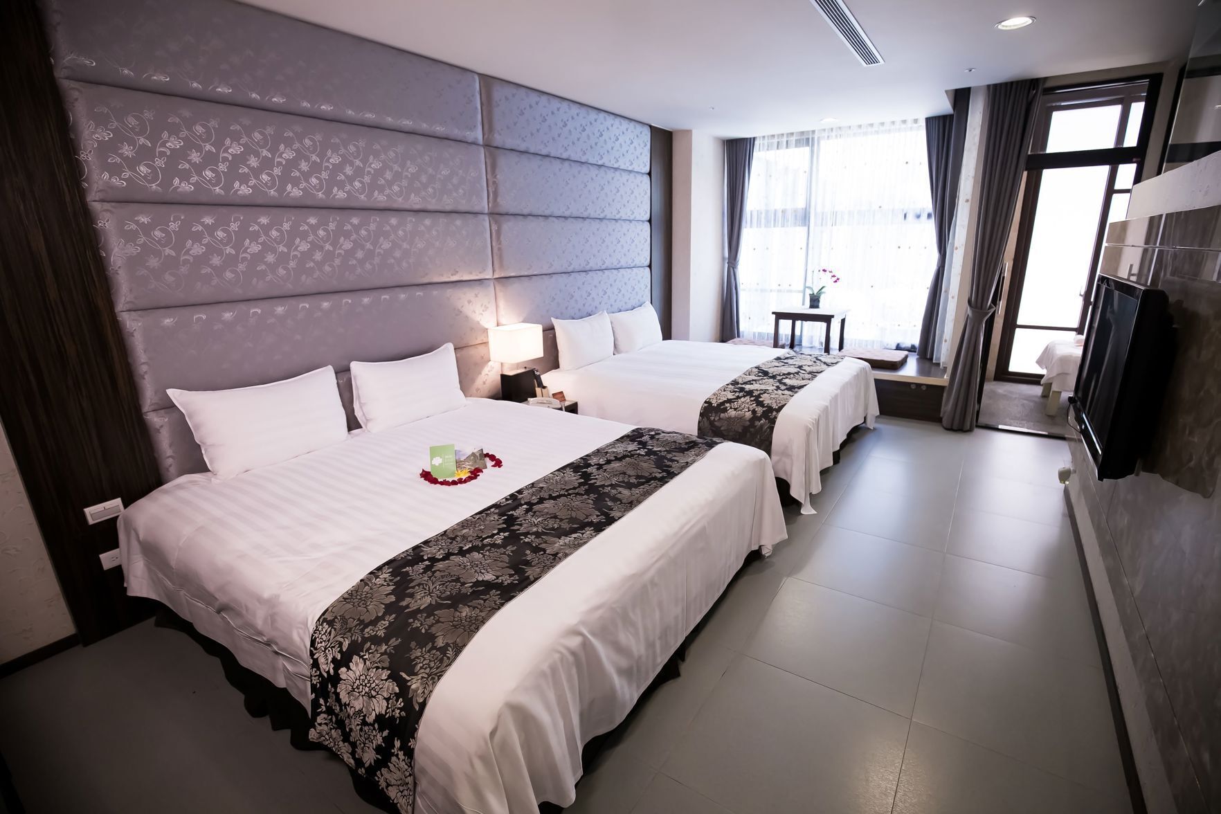 Premium bedding, down comforters, in-room safe, desk