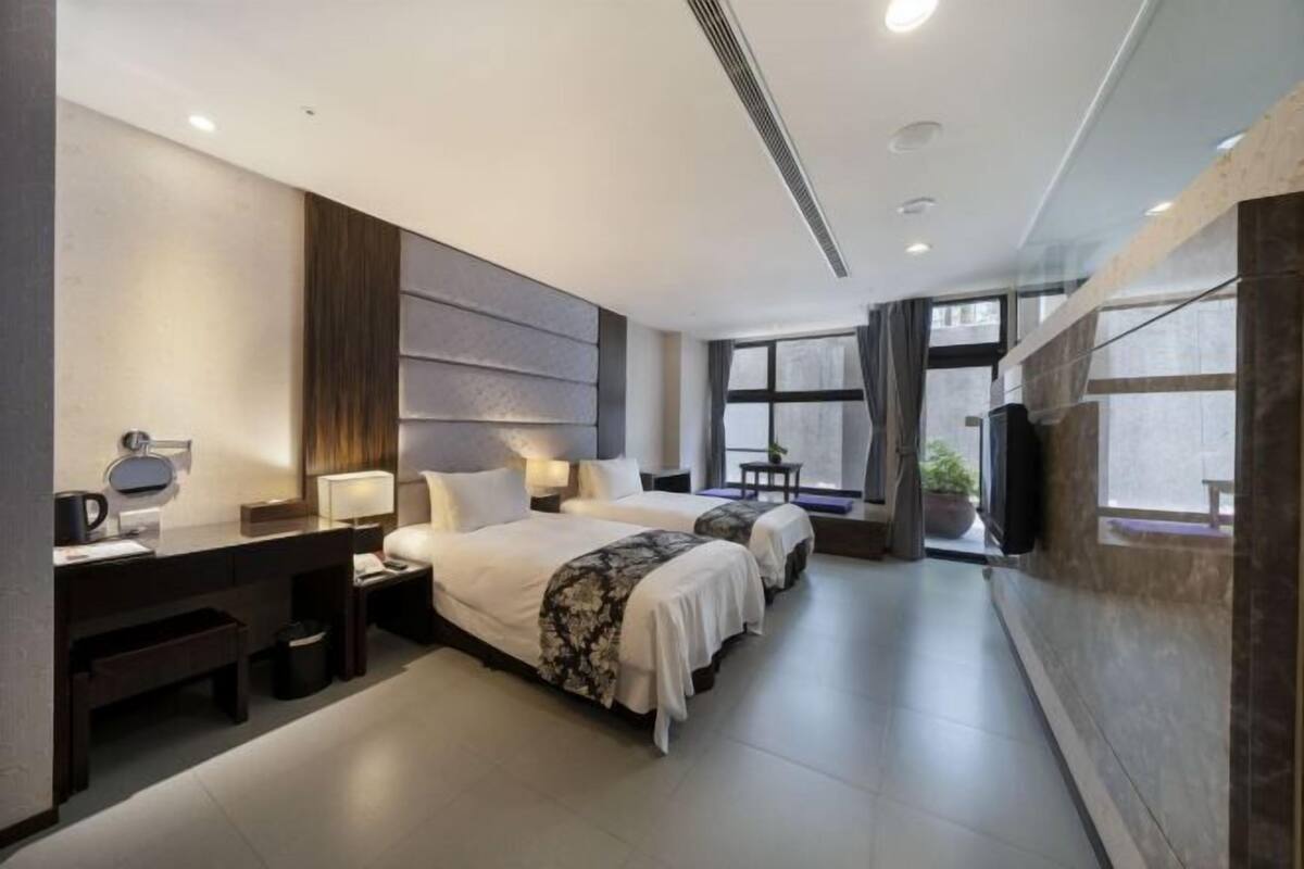 Peralatan tempat tidur premium, gebar bulu kapas, peti besi dalam bilik