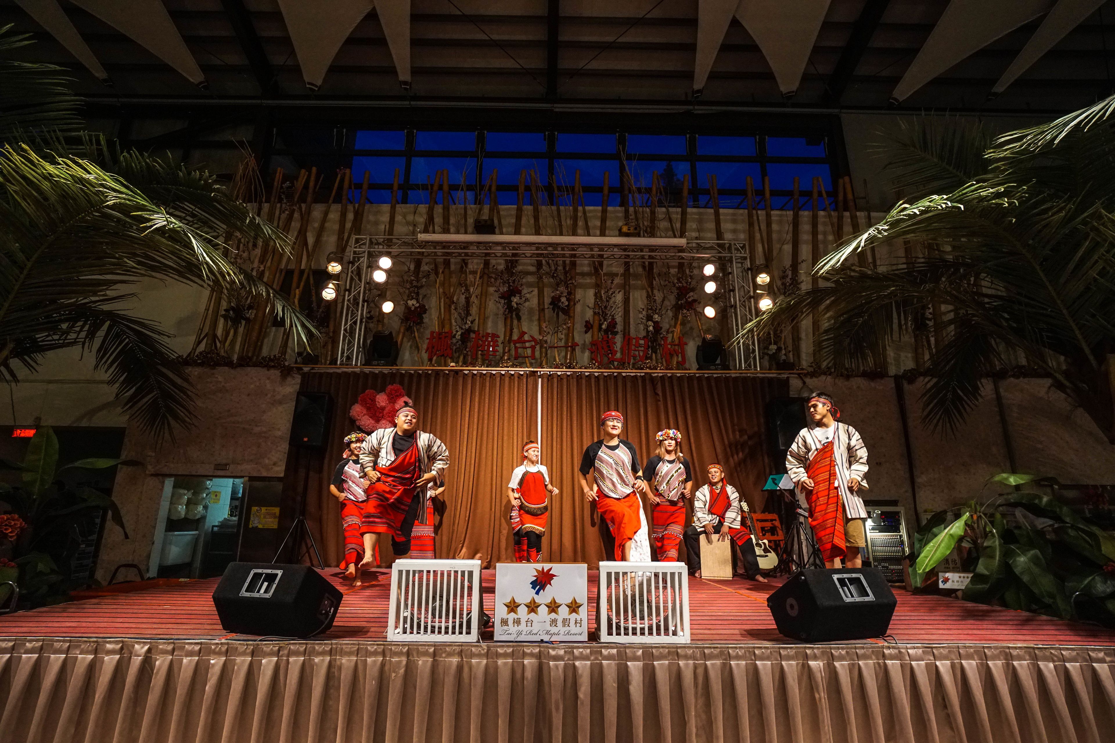 breakfast, lunch, dinner served; chinese cuisine