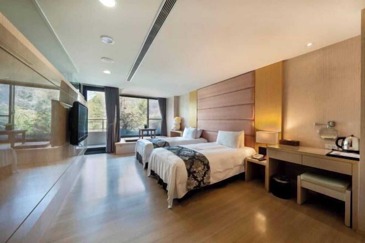 Peralatan tempat tidur premium, gebar bulu kapas, peti besi dalam bilik