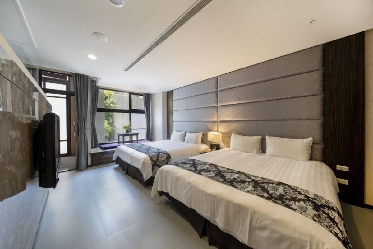 Peralatan tempat tidur premium, gebar bulu kapas, peti besi dalam bilik