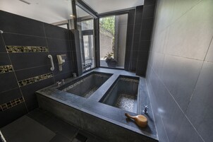 Winter Love - Quadruple Room | Bathroom | Separate tub and shower, deep soaking tub, hair dryer, bathrobes