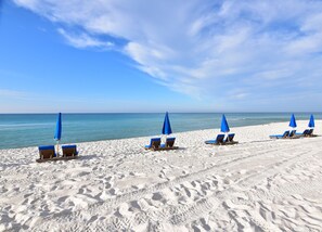 Sur la plage, sable blanc, serviettes de plage