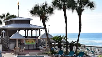 Bar en bord de piscine