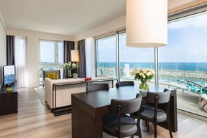 Royal suite | Een kluis op de kamer, een bureau, een laptopwerkplek
