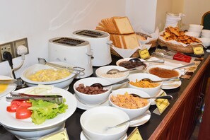 Free daily full breakfast  - Yadanarpon Dynasty Hotel (Mandalay)